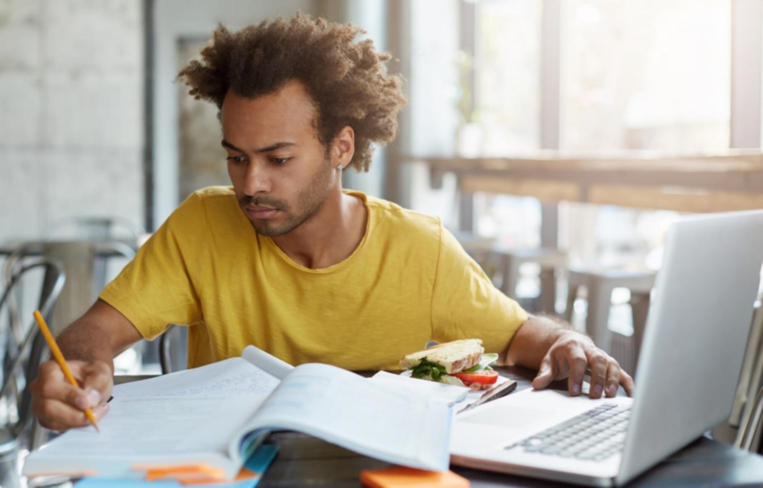 Startup-Beratung und Finanzierungsplanung im modernen Büro